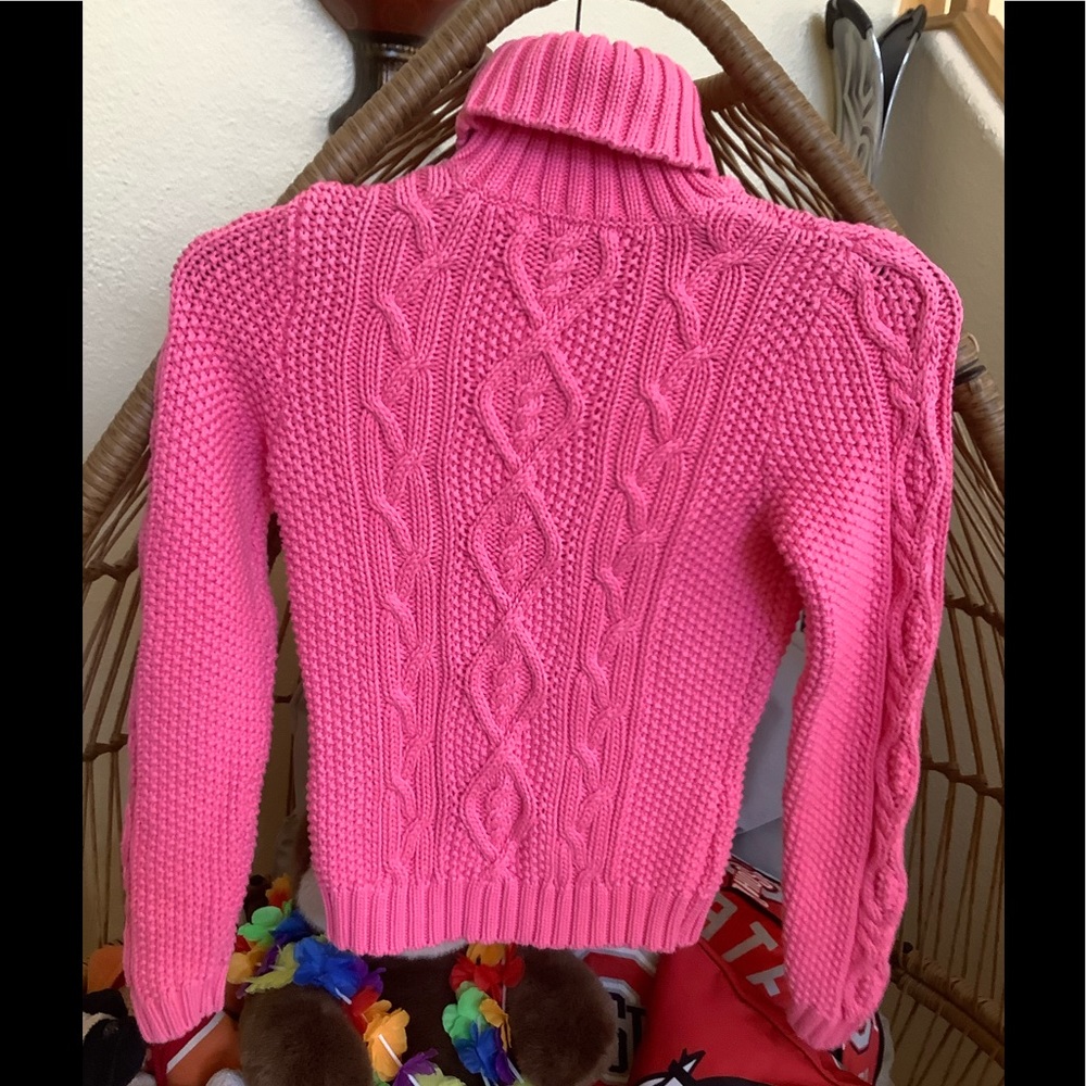 A turtleneck sweater - Picture 2 of 7